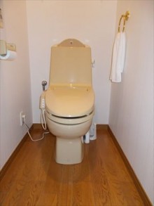 給水管やお掃除道具も隠れるスッキリトイレ 給水管やお掃除道具も隠れるスッキリトイレ